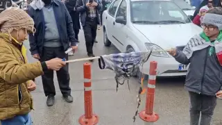 Ирандағы балалар Лионель Мессидің футболкасын өртеді