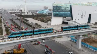 Астанадағы LRT вагондарын қолмен сүйреген жұмысшылар жұртты таңғалдырды
