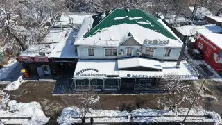 Алматыда заңсыз салынған кафе террасасы бұзыла бастады