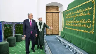 Қазақстан Президенті Қожа Ахмет Ясауи кесенесіне зиярат етті