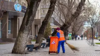 «Жүрек жылуы»: Алматының қақ ортасындағы тазалық сақшыларының жұмысы