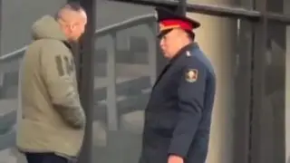 Қырғызстан Ішкі істер министрі қоғамдық орында темекі шеккені үшін айыппұл төледі