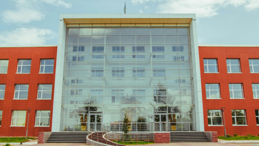 8 жаста университетке түскен бала енді үшінші ғылыми дәрежесін алмақ
