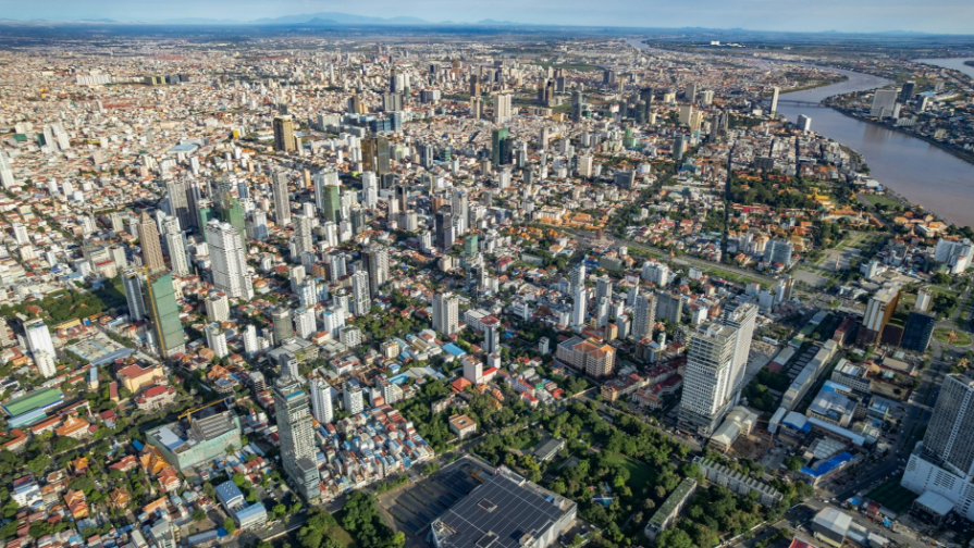 Алматыдағы Sensata City тұрғындары алаңдаулы: ауланы жолға беріп, көлік жолын салмақшы
