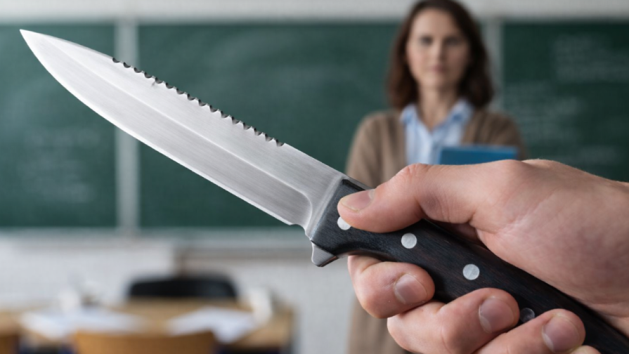 Ресейде 17 жастағы оқушы мұғалімге пышақ сұқты