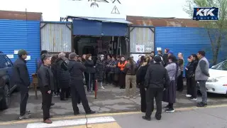 Алматыдағы "барахолка" базарында дау: 300-ден астам саудагер контейнерін тастап кетуден бас тартты