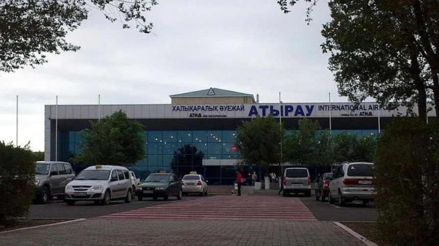 Ресейлік туристер Атырауда ұшақтан түсе алмай, әуежайда қамалып қалды