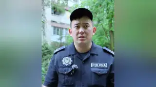 Алматыда полиция қызметкерлері көпқабатты үйдің балконынан секірмек болған әйелді құтқарды