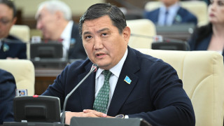 Депутат Базарбек: «900 мың теңге жетпейді», әйелінен жұмысқа шығуды сұрады