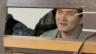 Атыраудағы қанды қырғын: Сотта күдіктінің салқынқанды жауабы видеоға түсіп қалды
