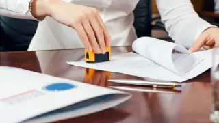 Қазақстандықтардың шоттары бұғатталып, шығуға тыйым салынуы мүмкін: Мәжілісте нотариустардың атқару жазбалары талқыланды