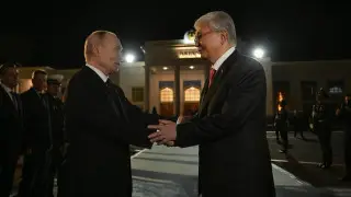 Тоқаев Ресей президентін Астана әуежайынан шығарып салды