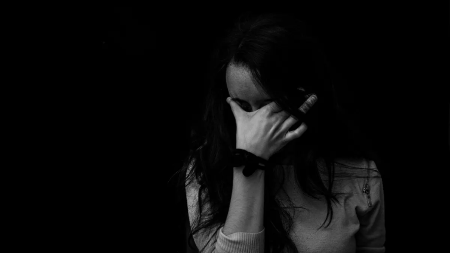 «Әке, мен сені түрмеге жапқызамын»: Әкесі зорлады деп айыптаған алматылық қыз әңгімелерін жариялады